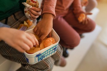 Uczniowie jedzą posiłek ze śniadaniówki. Uczniowie jedzą posiłek ze śniadaniówki.