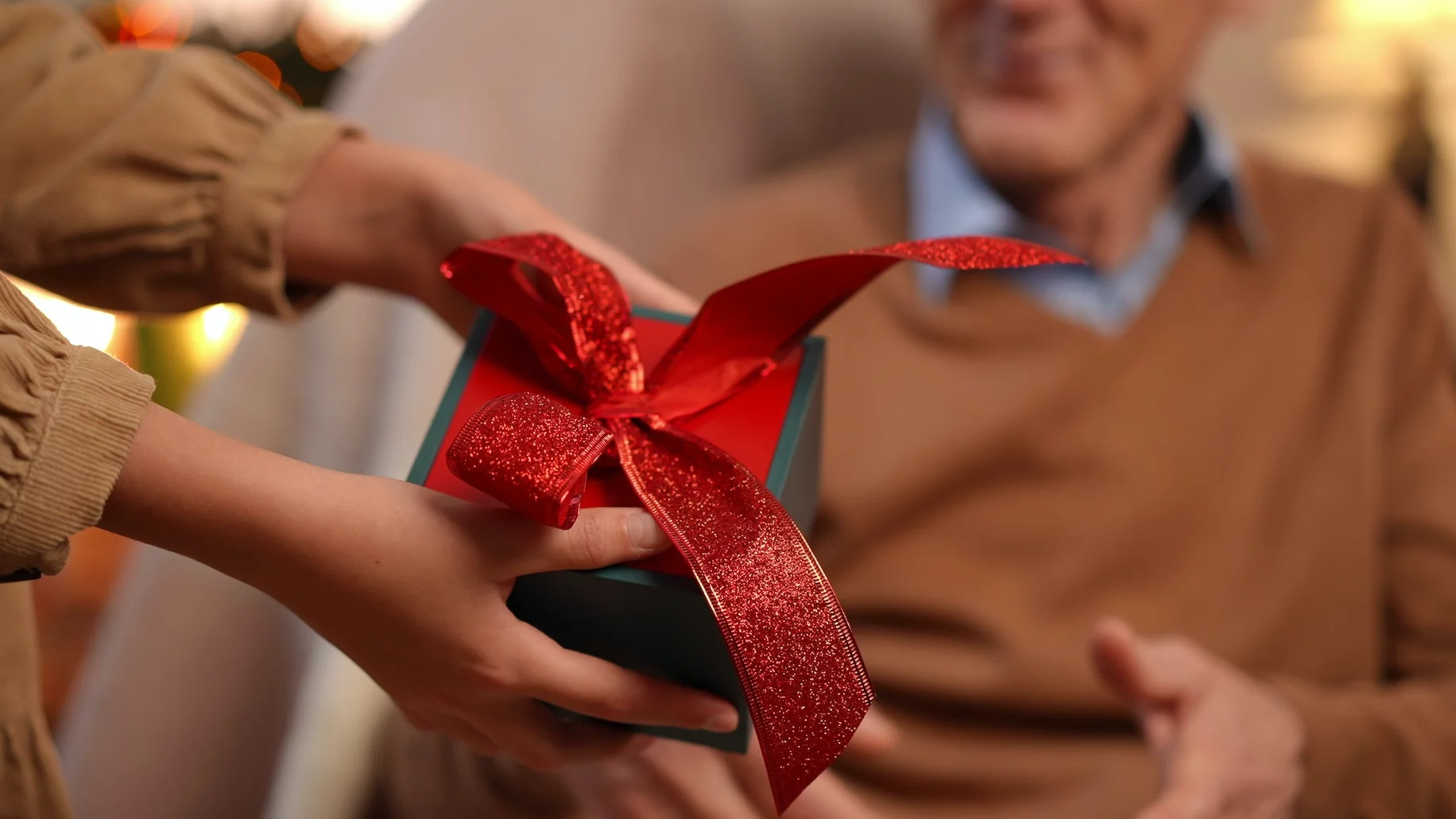 Co kupić dziadkowi na święta? Upominki dopasowane do współczesnych dziadków