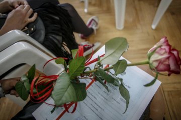 Świadectwo z czerwonym paskiem na zakończenie roku szkolnego.