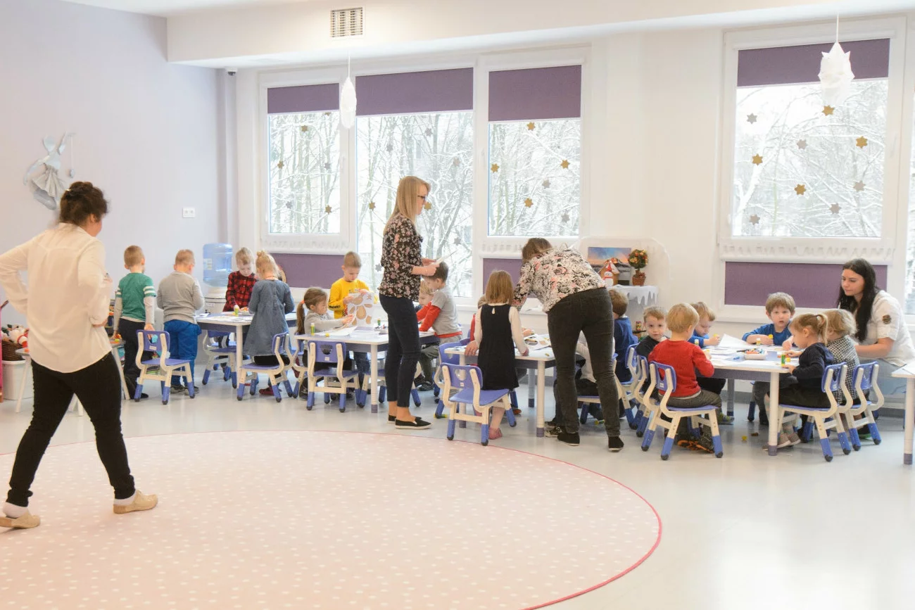 Dzieci w przedszkolu noszą pieluchy