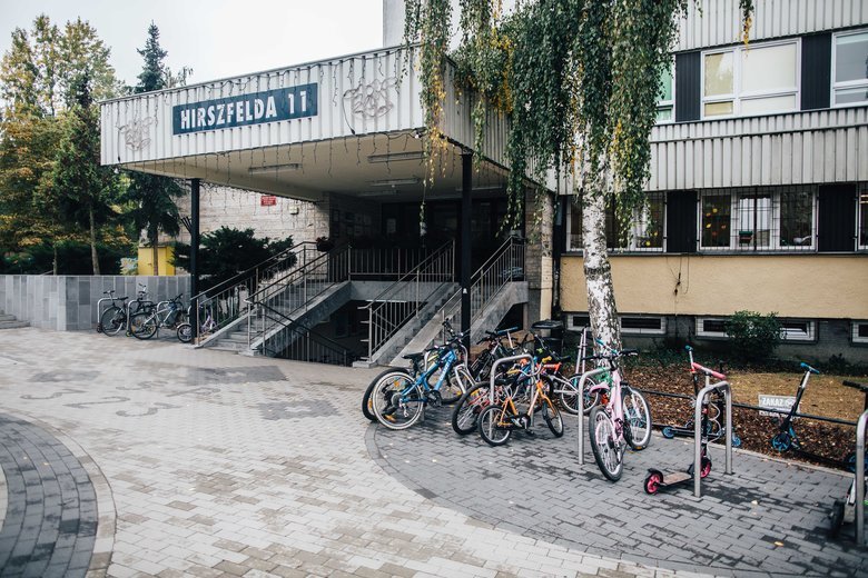 Rodzice uczniów SP 323 buntują się przeciwko programowi "Budząca się szkoła".