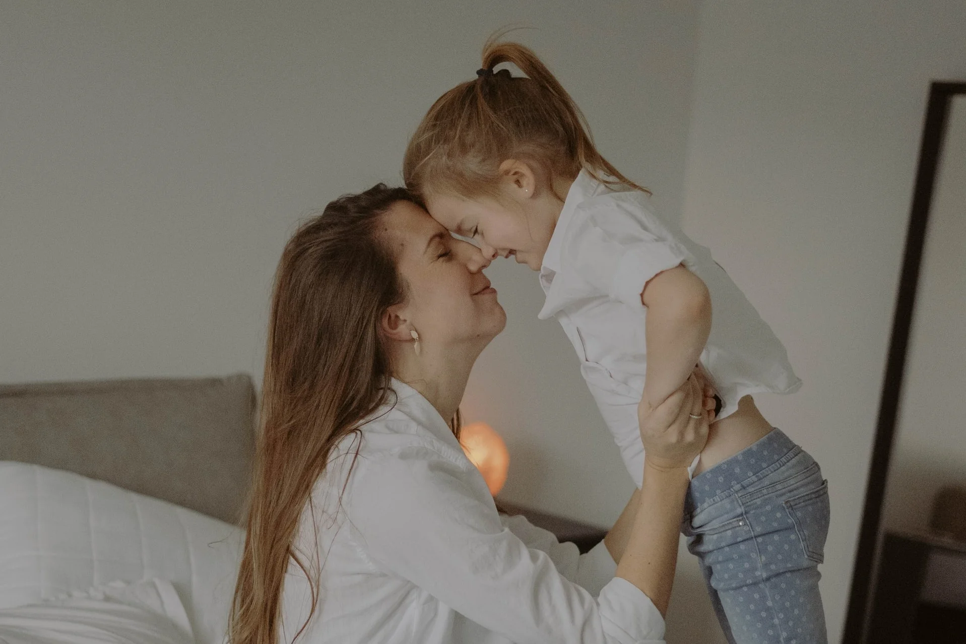 Kobieta córka przytulaj dziecko