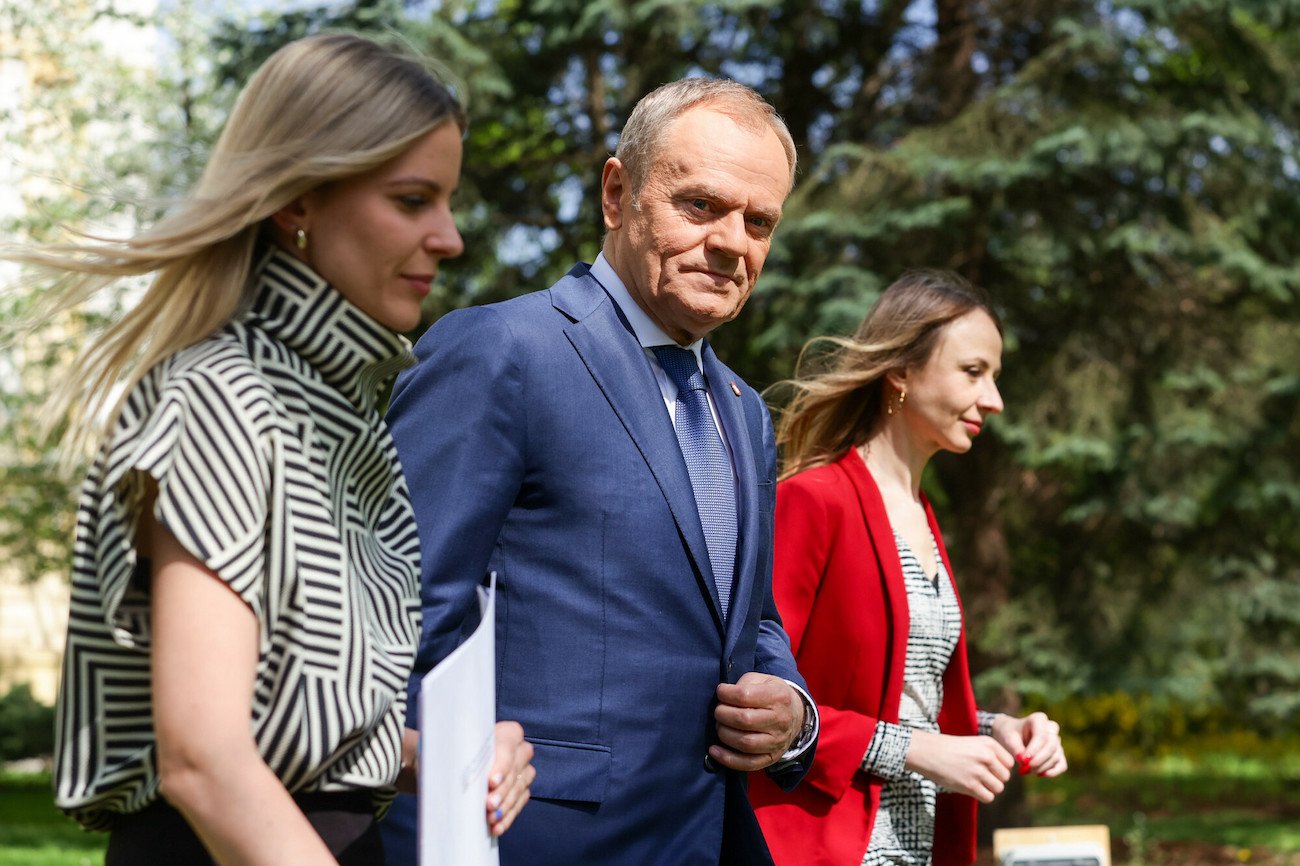 Tusk pochwalił się, iż będzie babciowe. Reakcje wiele mówią o Polakach (i nic dobrego)