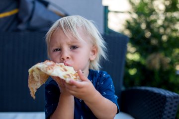 pizza dla dziecka, od kiedy dziecko może jeść pizzę, pizza dla dzieci, jaka pizza dla dziecka, domowa pizza dla dziecka, czy pizza jest zdrowa, co zamiast pizzy dla dzieci