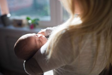 Kołysaniem "góra-dół" imituje się pierwotną przyjemną aktywność, jaką dziecko pamięta jeszcze z brzucha mamy