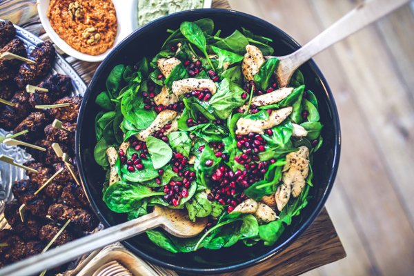 Fot. Pexels / [url=https://www.pexels.com/photo/spinach-chicken-pomegranate-salad-5938/]kaboompics.com[/url]/[url=https://www.pexels.com/photo-license/]CC0 License[/url]