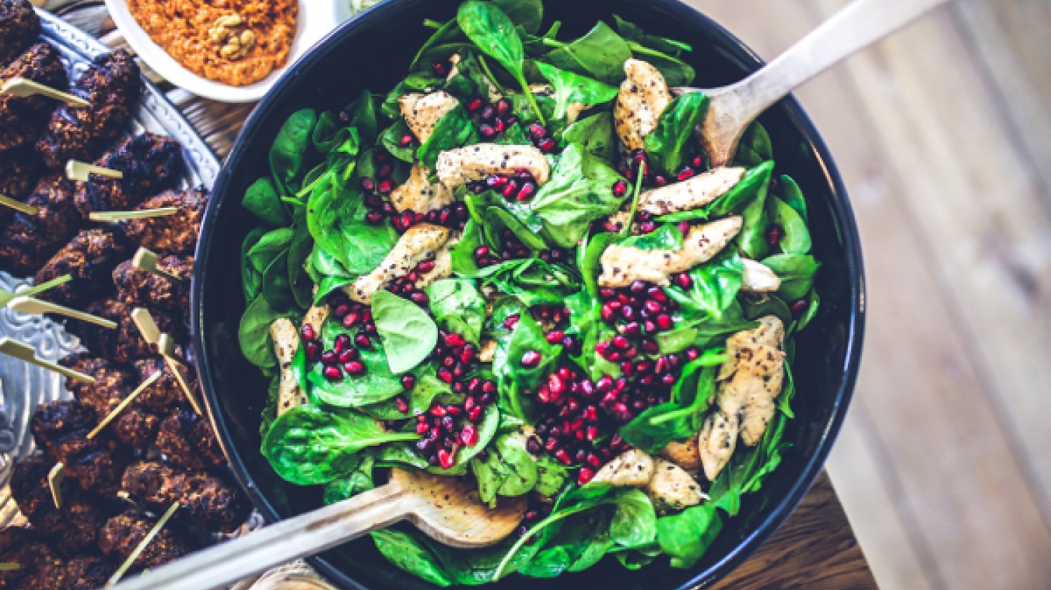 Fot. Pexels / [url=https://www.pexels.com/photo/spinach-chicken-pomegranate-salad-5938/]kaboompics.com[/url]/[url=https://www.pexels.com/photo-license/]CC0 License[/url]