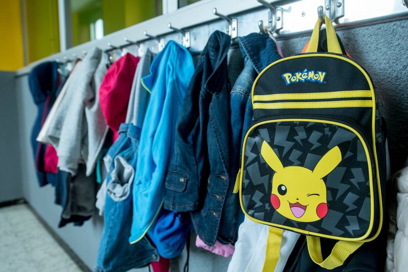 Przedszkolna szatnia z kurtkami dzieci.