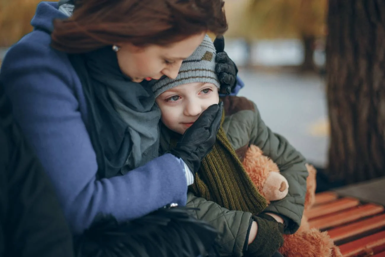 Mama przytulająca dziecko na spacerze. Mama przytulająca dziecko na spacerze.