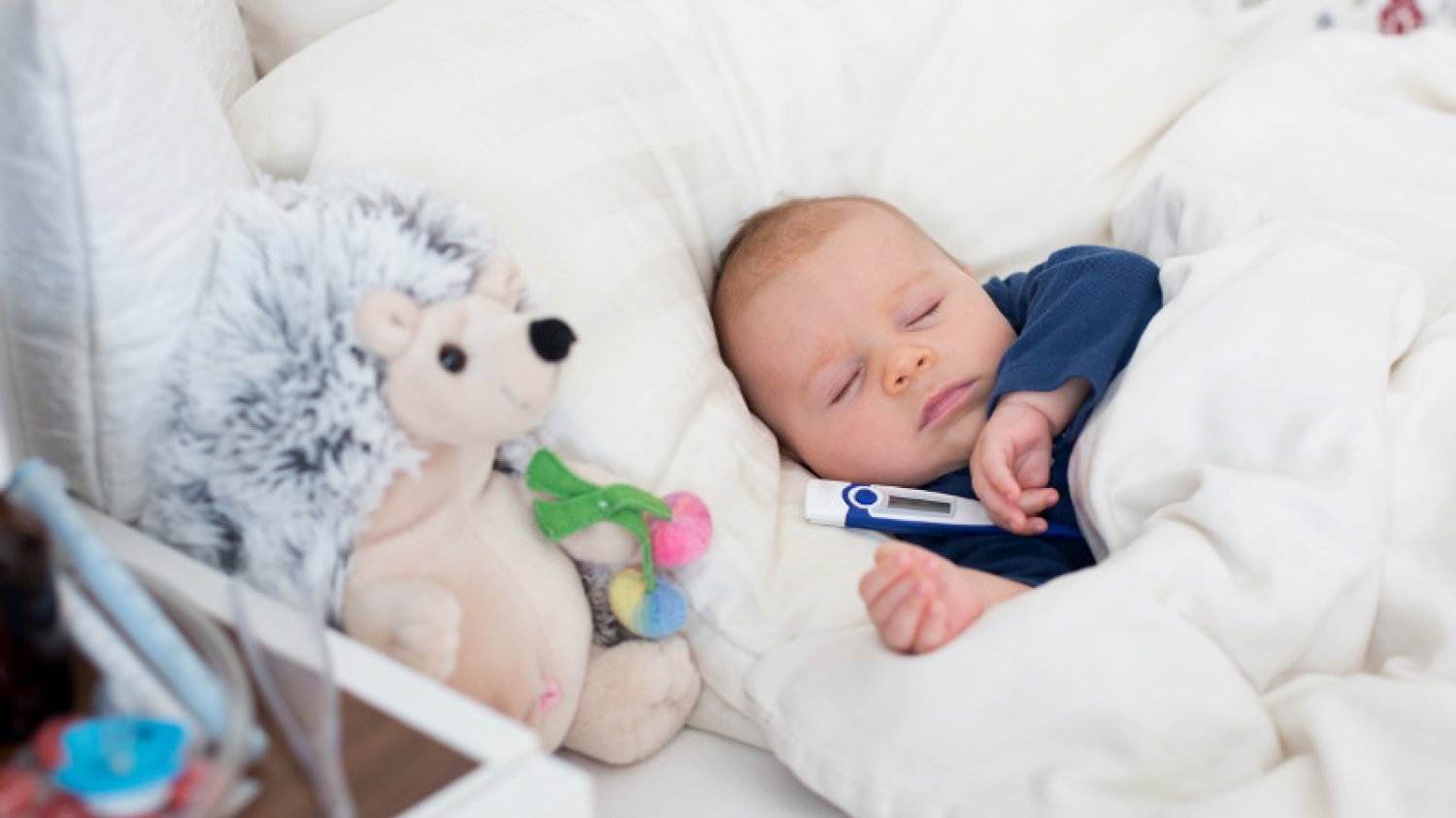 Gdy męczy nas gorączka, najczęściej sięgamy po preparaty z paracetamolem lub ibuprofenem. W przypadku niemowlaków – trzeba być szczególnie ostrożnym przy wyborze odpowiedniego leku.
