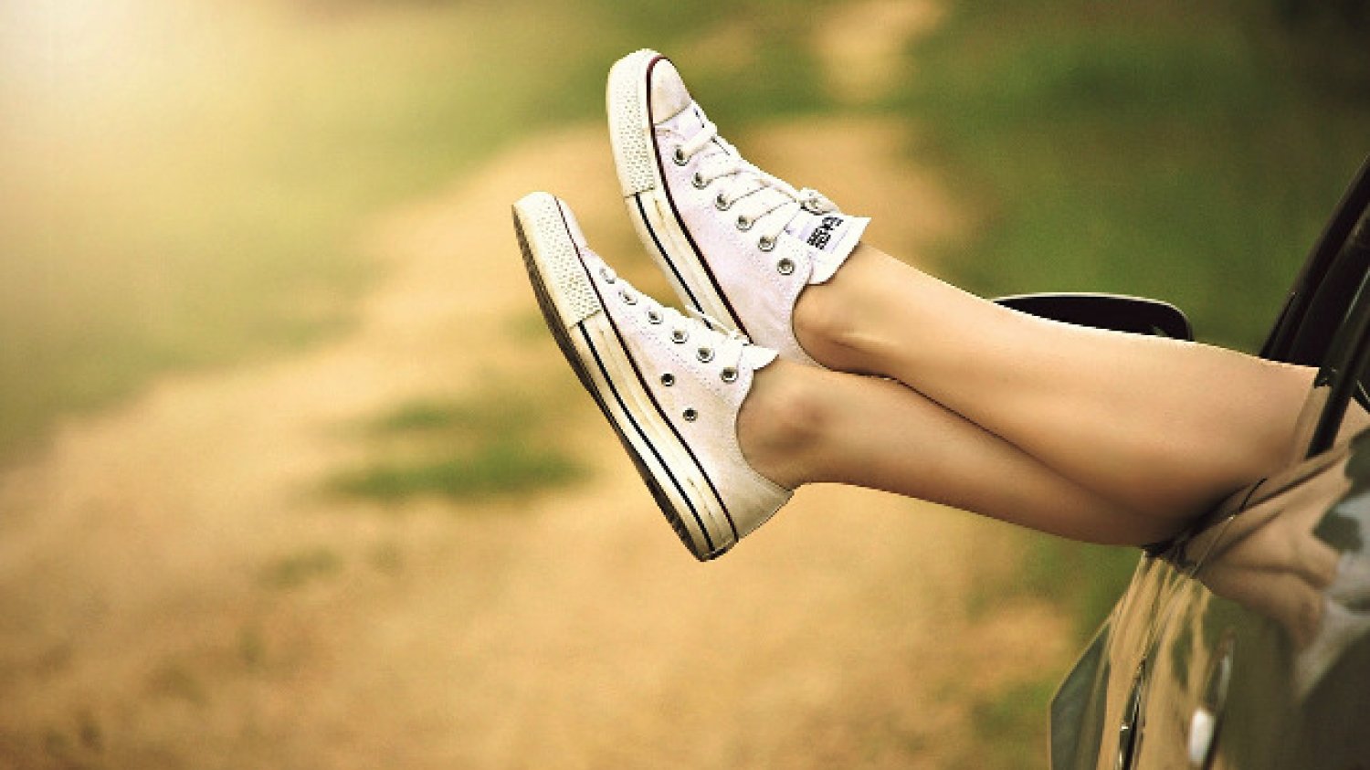 Fot. Pixabay / [url=https://pixabay.com/en/legs-window-car-dirt-road-relax-434918/]Greyerbaby[/url] / [url=https://pixabay.com/service/terms/#usage]CC0 Public Domain[/url]