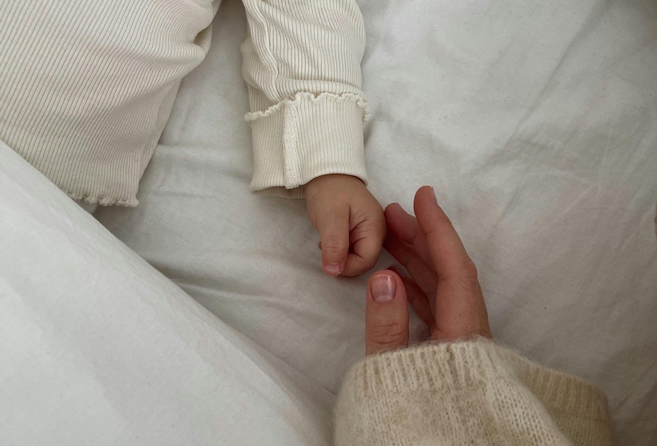 "Z samotności rodzi się rozpacz". Psycholożka o wsparciu kobiety w połogu