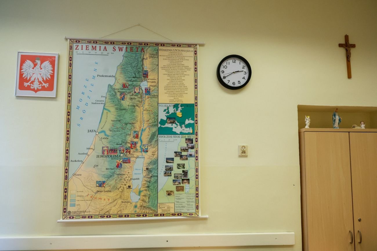 klasa w szkole z krzyżem na ścianie klasa w szkole z krzyżem na ścianie