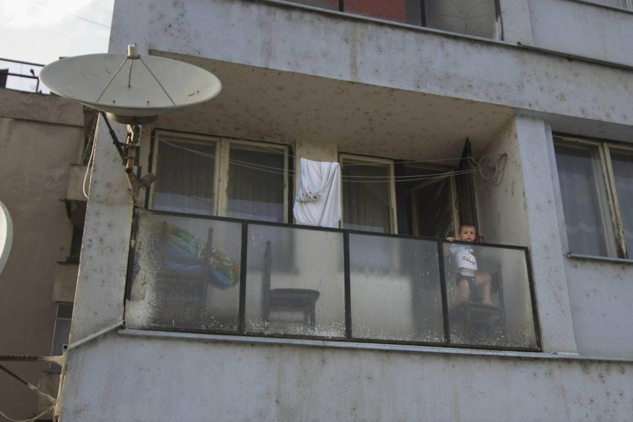 dziecko na balkonie, zabawa na balkonie, mieszkanie w bloku, dziecko bawi się na balkonie