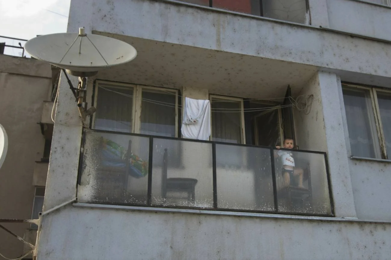 dziecko na balkonie, zabawa na balkonie, mieszkanie w bloku, dziecko bawi się na balkonie