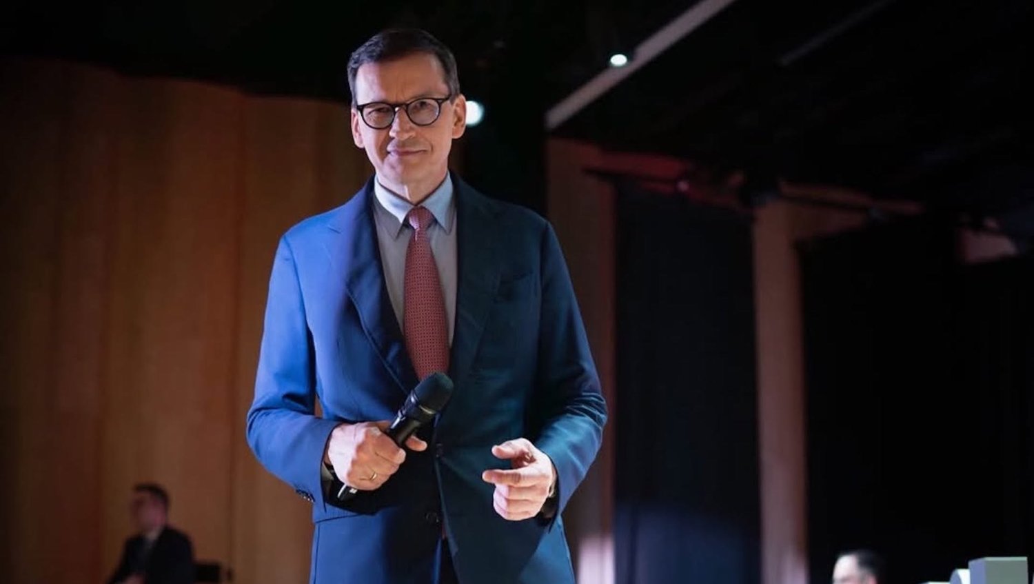 Rodzice pominięci w decyzji MEN. Morawiecki nie zostawia suchej nitki na nowych przepisach