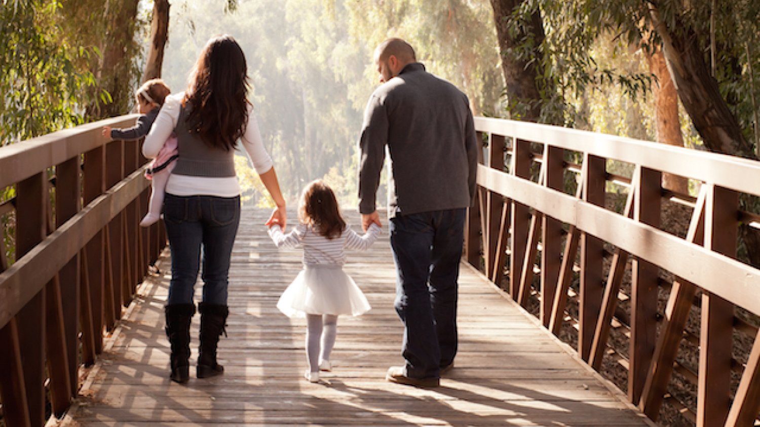 Fot. [url=http://www.shutterstock.com/pic-162757187/stock-photo-happy-family-walking-away-towards-a-forest-on-an-old-wooden-bridge-mother-father-two-daughters.html?src=7gJcBLzl3evStR-TBS0joQ-3-46] Vezani Photography[/url]/Shutterstock