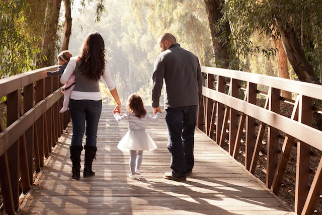 Fot. [url=http://www.shutterstock.com/pic-162757187/stock-photo-happy-family-walking-away-towards-a-forest-on-an-old-wooden-bridge-mother-father-two-daughters.html?src=7gJcBLzl3evStR-TBS0joQ-3-46] Vezani Photography[/url]/Shutterstock