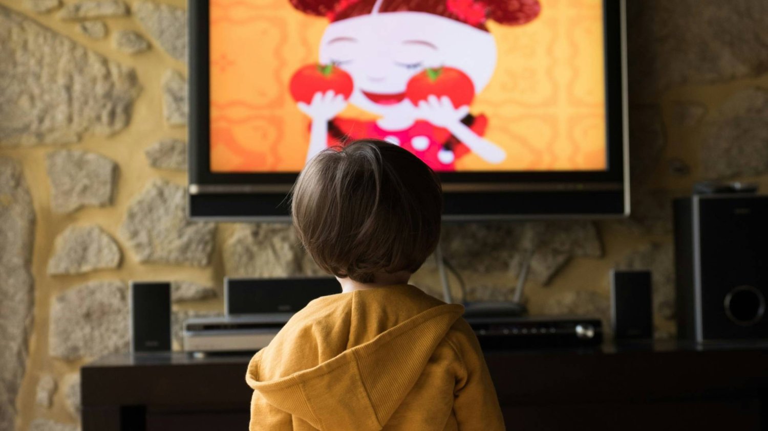 małe dziecko stoi przed ekranem tv małe dziecko stoi przed ekranem tv