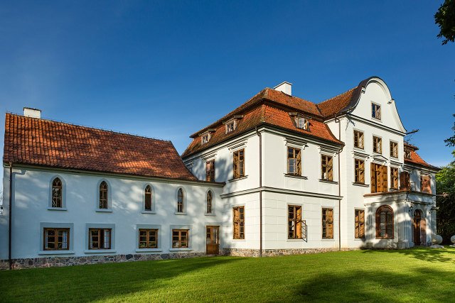 Odrestaurowany, zabytkowy pałacyk w gospodarstwie w Podągach