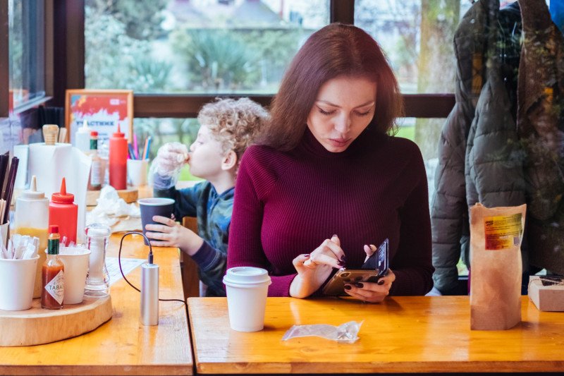 Dziecko ogląda bajki w miejscu publicznym bez słuchawek. Zwrócić uwagę ? Dziecko ogląda bajki w miejscu publicznym bez słuchawek. Zwrócić uwagę ?
