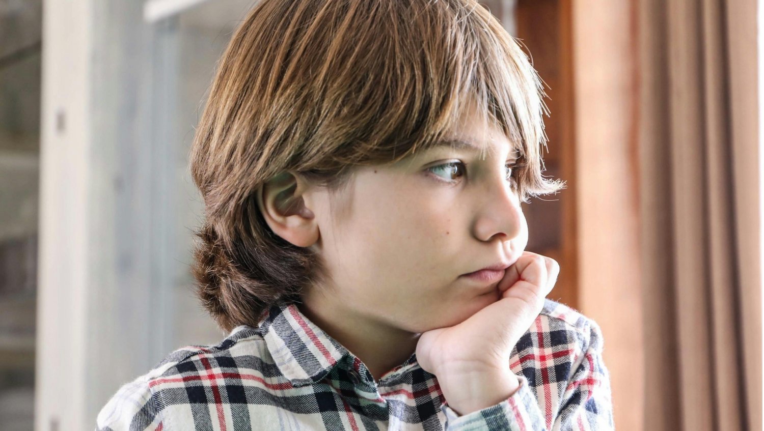 Dziecko zostaje samo w domu. Jedna zasada może je uchronić przed niebezpieczeństwem