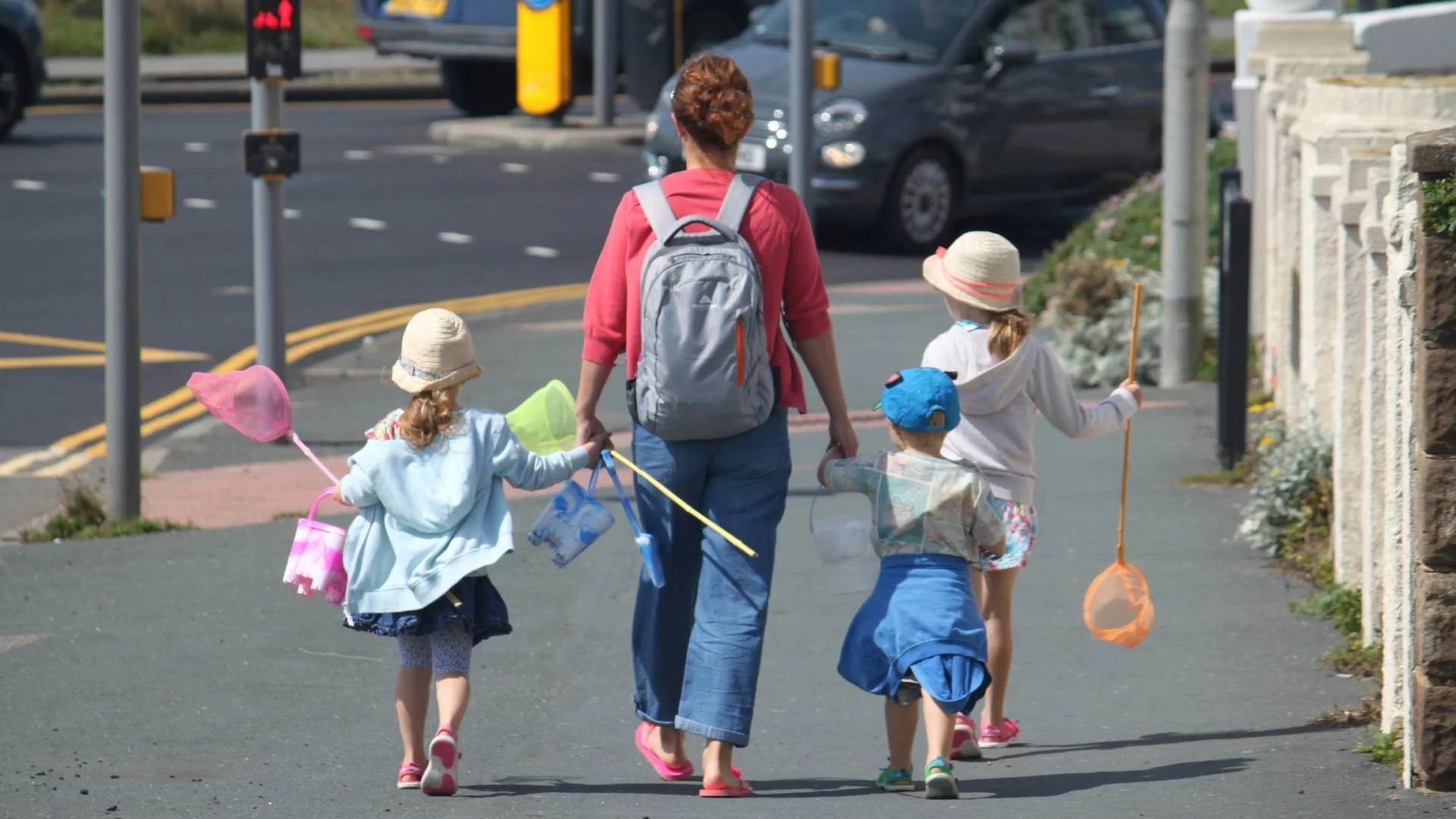 mama spaceruje z trójką dzieci