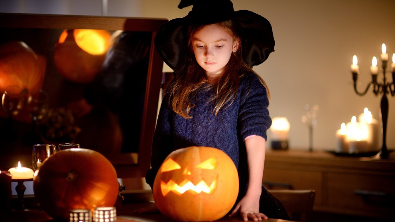 smutna dziewczynka w Halloween