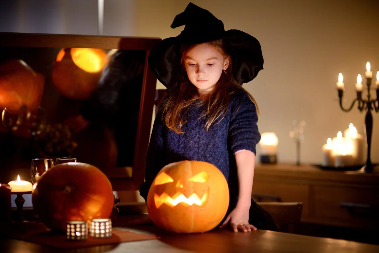 smutna dziewczynka w Halloween