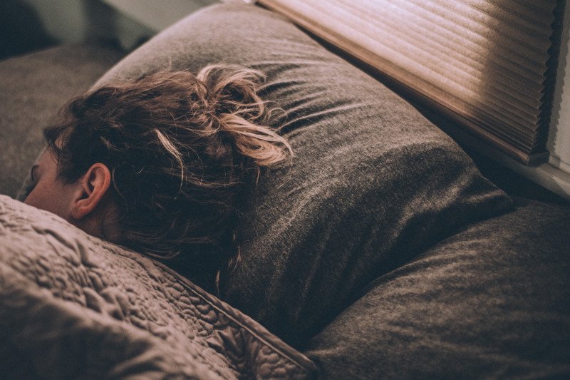 Spanie na prawym i lewym boku. Jaka pozycja do snu najlepsza Spanie na prawym i lewym boku. Jaka pozycja do snu najlepsza