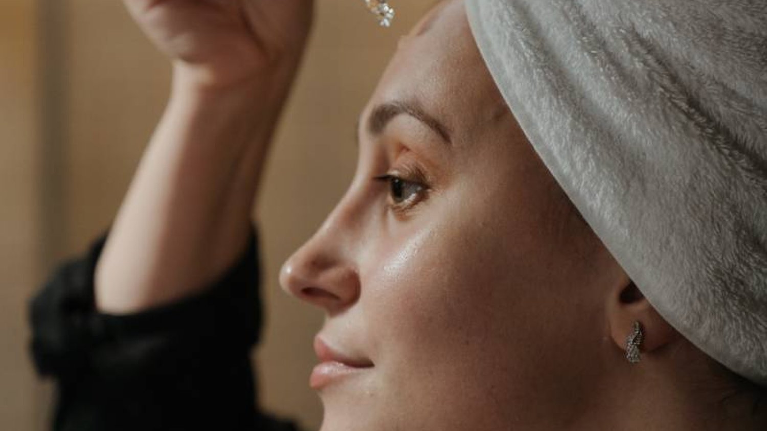 Pielęgnacja skóry, kobieta nakłada retinol na twarz