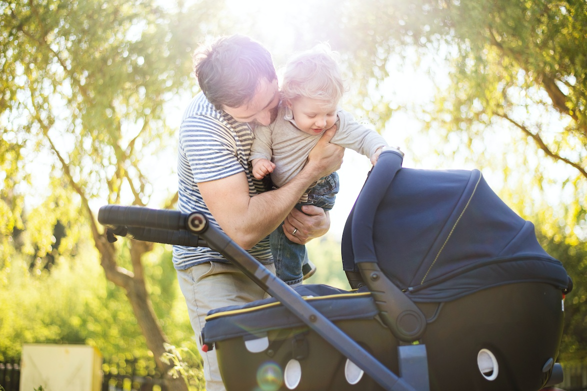 Rozwiedziony, bezrobotny albo bohater. Czemu widok ojca z wózkiem wciąż budzi emocje?