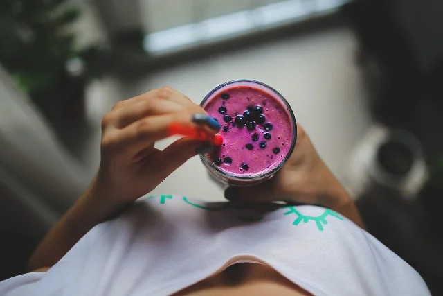 Fot. Pixabay / [url=https://pixabay.com/en/girl-woman-people-holding-yogurt-791563/]kaboompics[/url] / [url=https://pixabay.com/en/service/terms/#usage]CC0 Public Domain[/url]