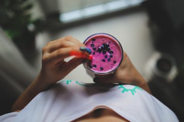 Fot. Pixabay / [url=https://pixabay.com/en/girl-woman-people-holding-yogurt-791563/]kaboompics[/url] / [url=https://pixabay.com/en/service/terms/#usage]CC0 Public Domain[/url]