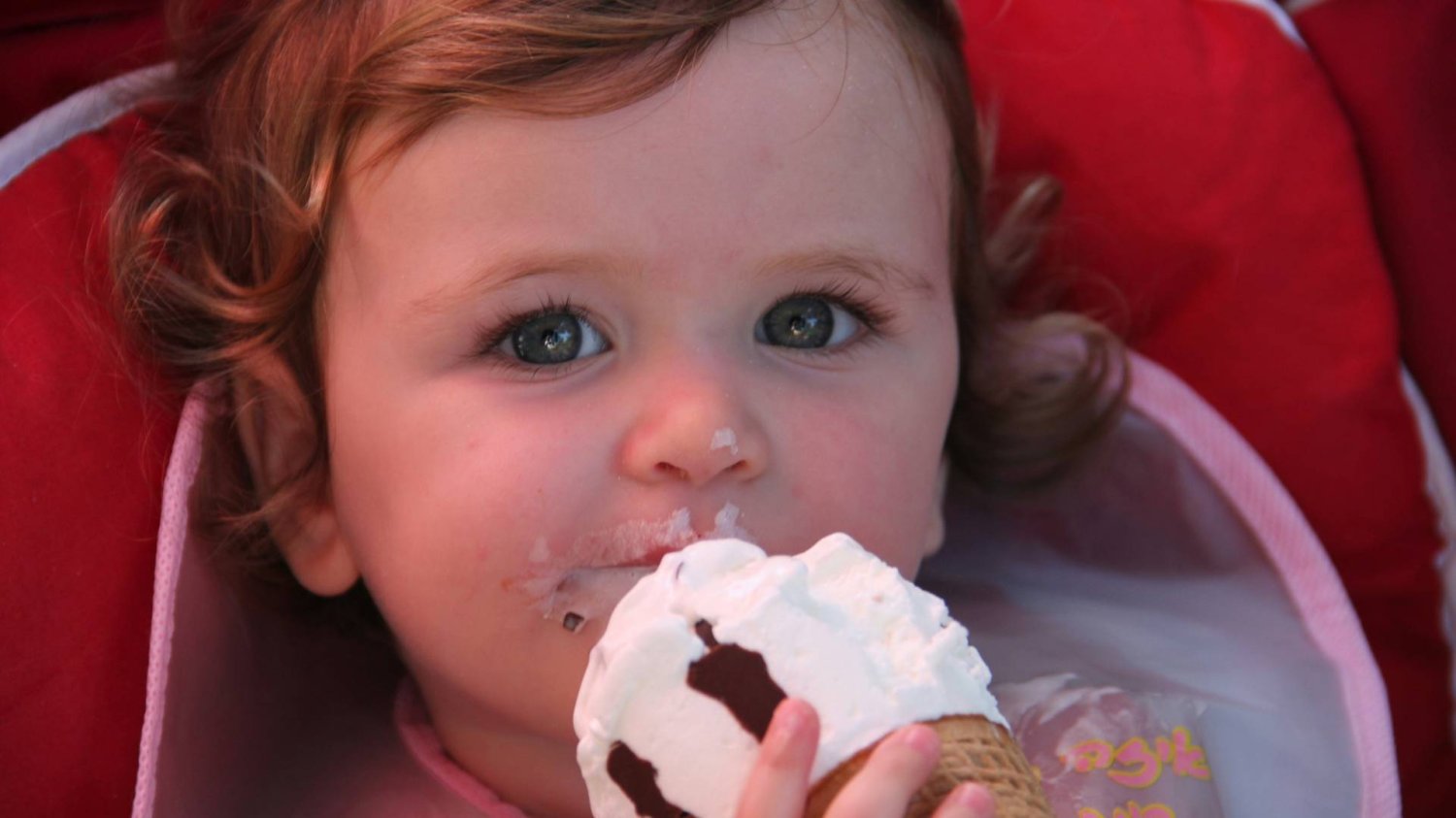 małe dziecko je lody