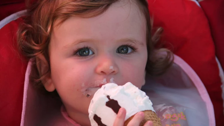 małe dziecko je lody małe dziecko je lody