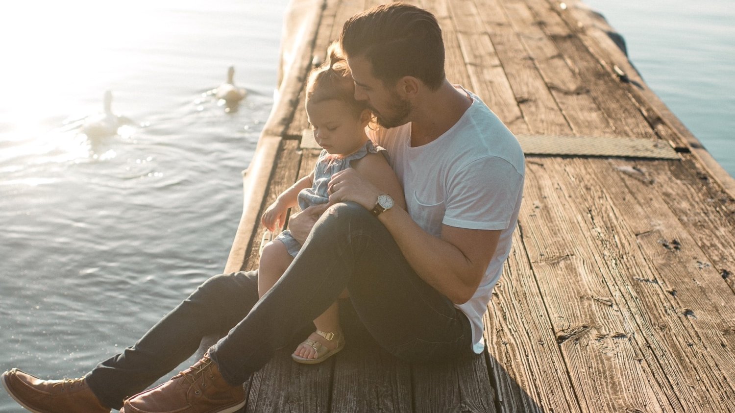 Tata, mężczyzna córka pomost lato kaczki złota godzina