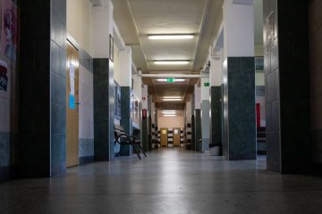 Pusty korytarz szkoły przed rozpoczęciem nowego roku szkolnego.