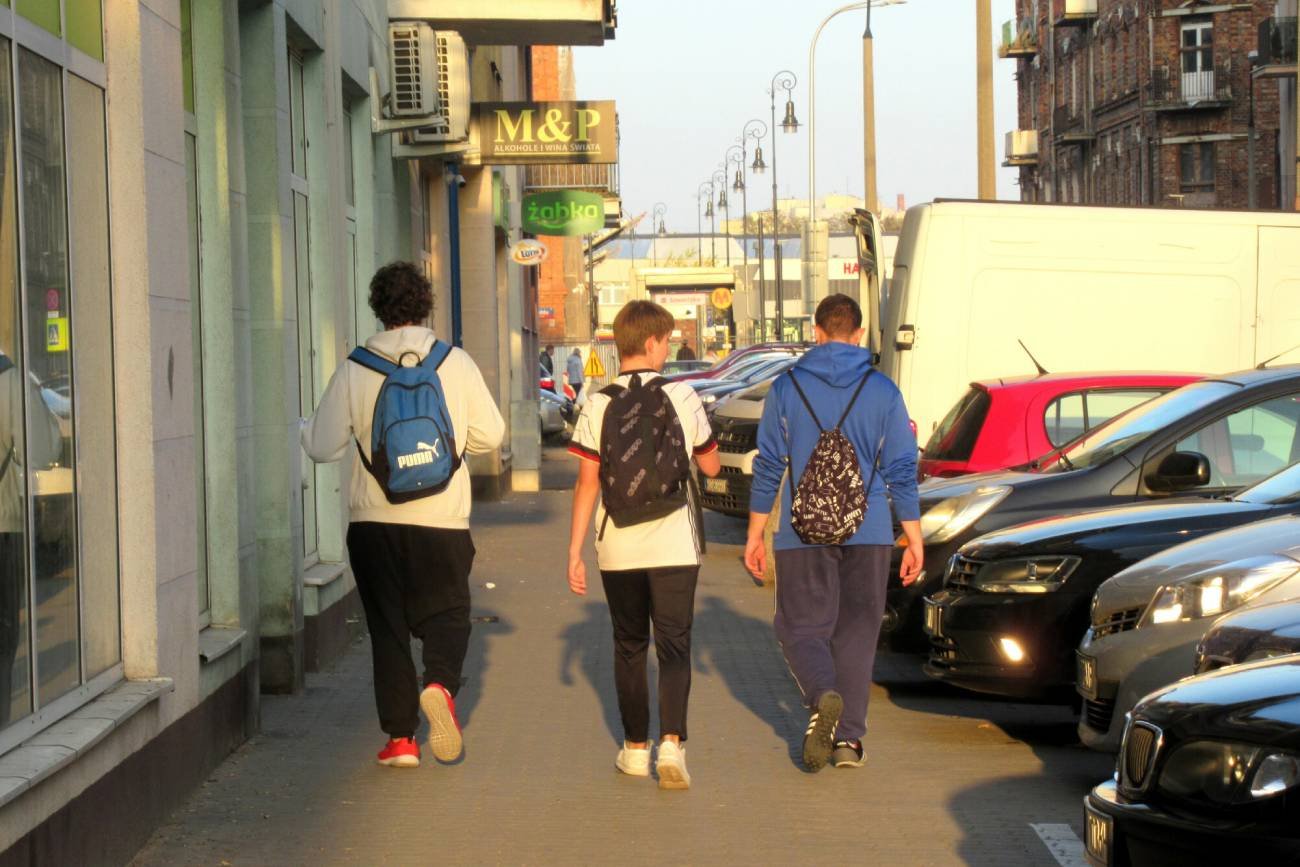 Nastolatki wracają ze szkoły.