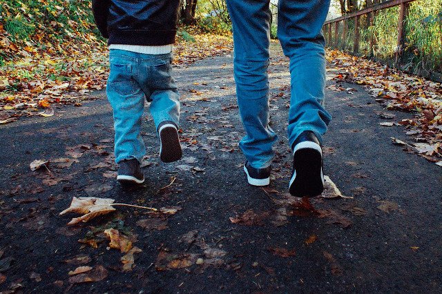 Fot. Pixabay / [url=https://pixabay.com/pl/tata-syn-walking-rodzina-ojciec-909510/]Olichel[/url] / [url=https://pixabay.com/pl/service/terms/#usage]CC0 Public Domain[/url]