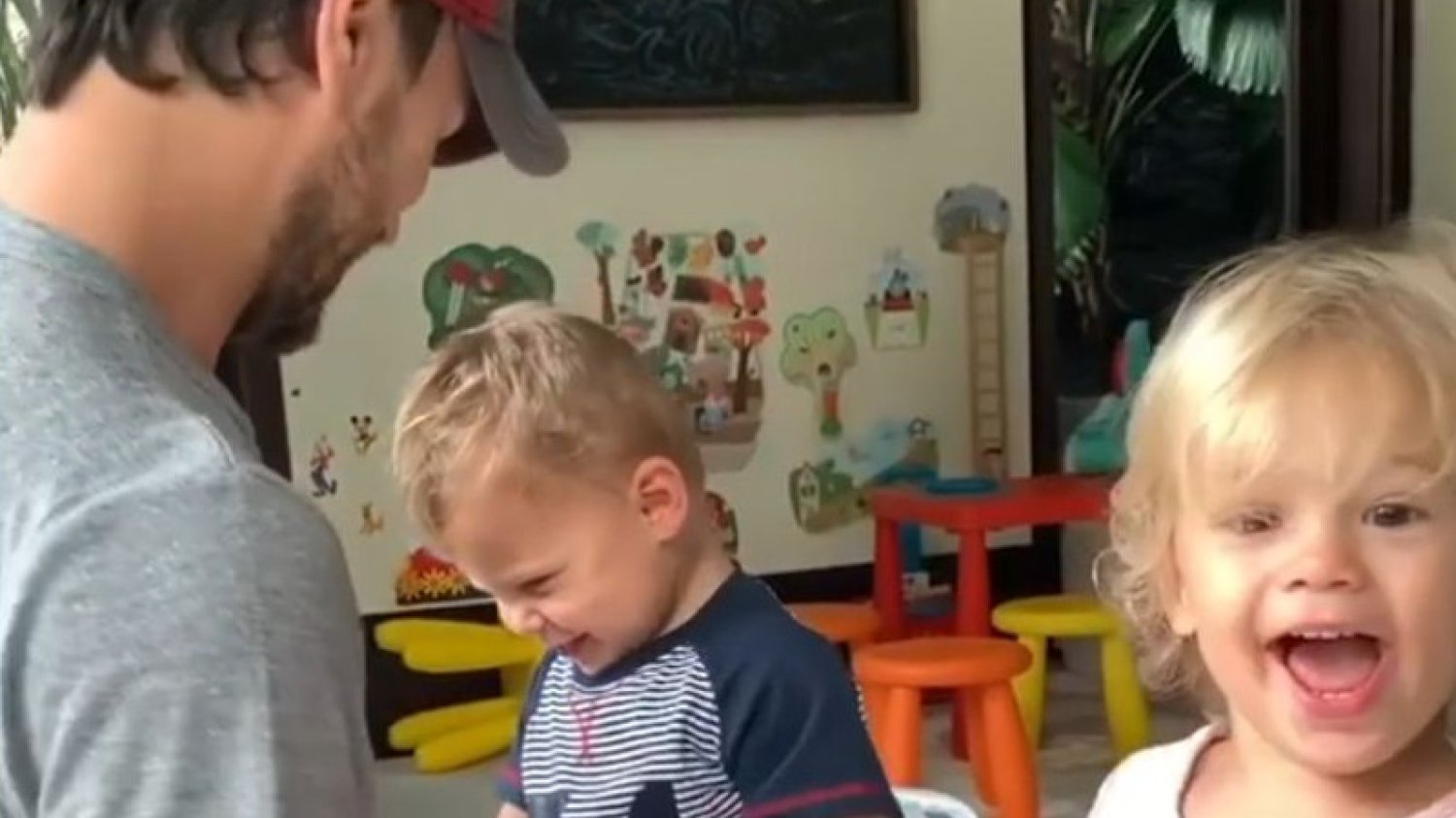 Enrique Iglesias pokazał, jak bawi się z dziećmi. Fani prześcigają się w porównaniach, do kogo bardziej podobne są bliźnięta