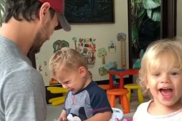 Enrique Iglesias pokazał, jak bawi się z dziećmi. Fani prześcigają się w porównaniach, do kogo bardziej podobne są bliźnięta