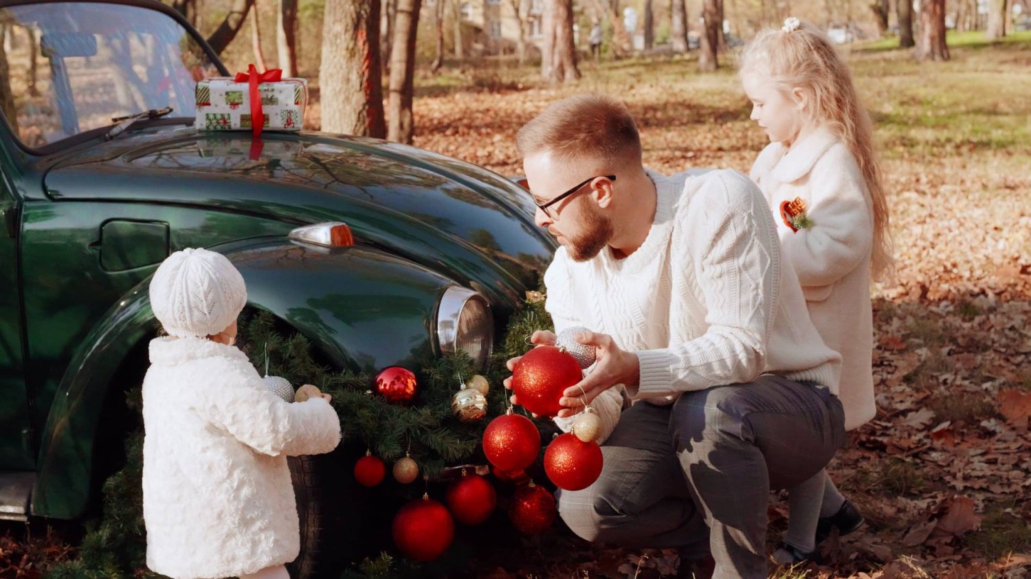 tata z dziećmi podczas świątecznej sesji zdjęciowej