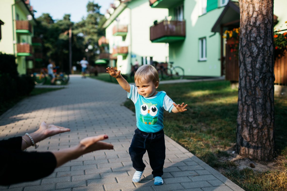 Chłopiec bardzo lubi czas spędzany na świeżym powietrzu, z jego twarzy nie schodzi uśmiech.