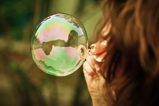 Fot. Picjumbo /[url=http://picjumbo.com/girl-with-bubble/]Viktor Hanáček[/url] / [url=http://bit.ly/CC0-PD]CC0 Public Domain[/url]