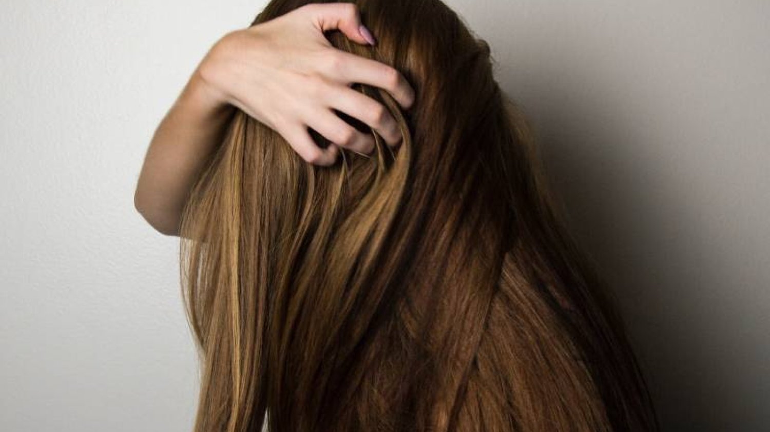 Jak poprawnie myć włosy? Oto dlaczego włosy należy myć dwa razy