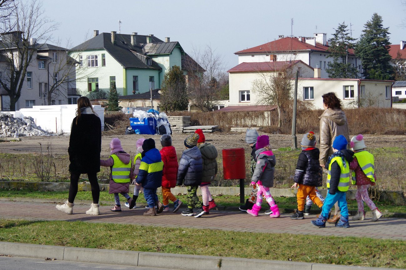Siedziała na ławce, obok szła nauczycielka z dziećmi. Jej słowa wywołały u niej dreszcze