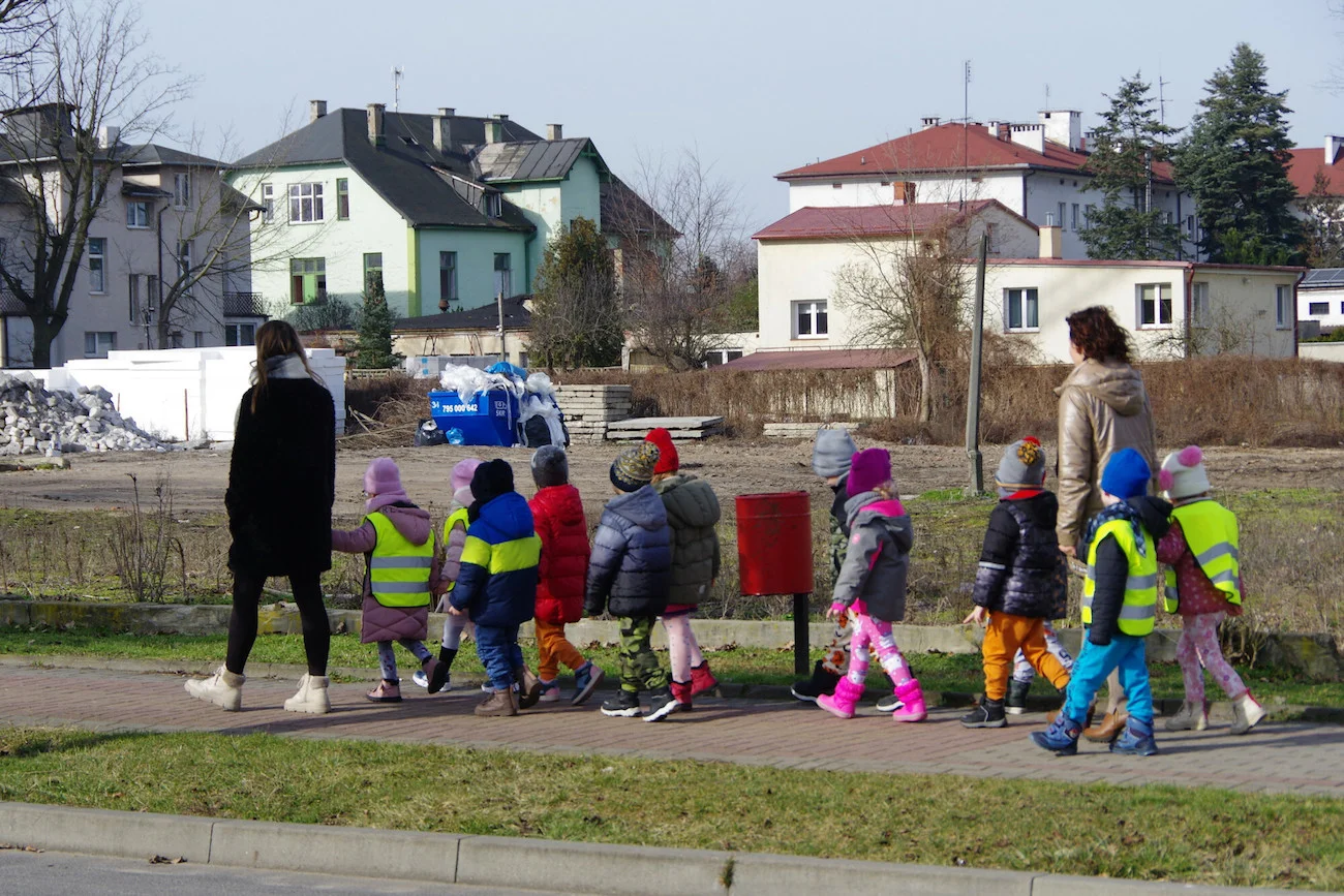 przedszkolaki na spacerze