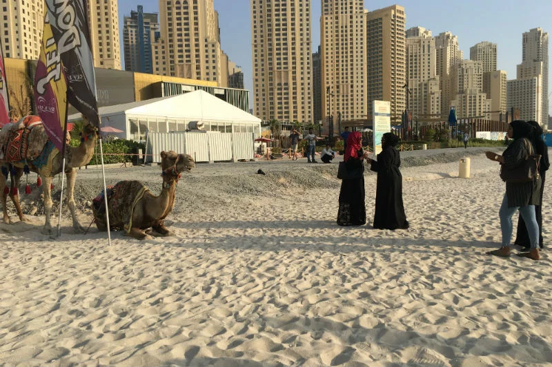 Mieszkanki Dubaju w tradycyjnych muzułmańskich strojach na jednej z dubajskich plaż