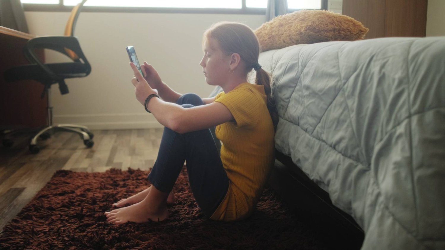 nastolatka scrolluje ekran smartfona nastolatka scrolluje ekran smartfona